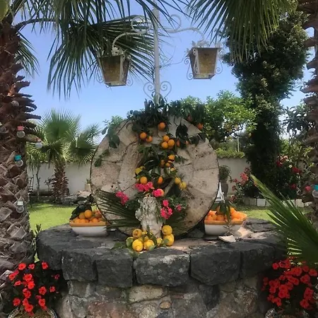 La Capanna Di Giuseppe E Maria טאורמינה